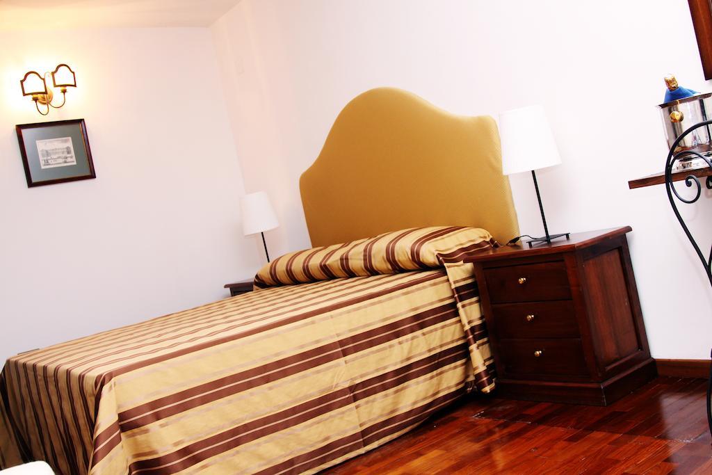 Palazzo Magnocavallo B&B Napels Kamer foto