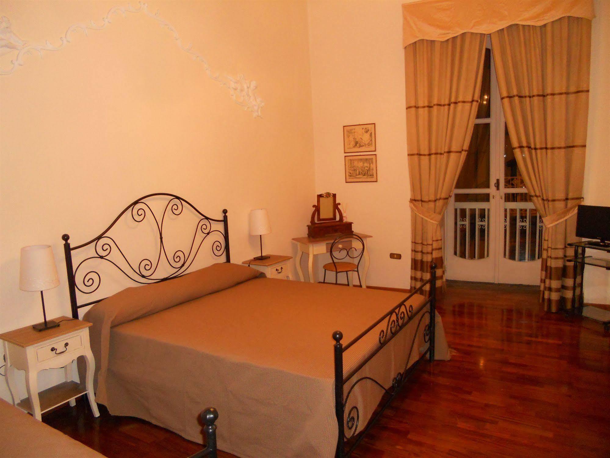 Palazzo Magnocavallo B&B Napels Buitenkant foto